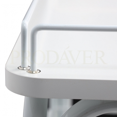 Mesa com estrutura metálica tem 3 barras de metal soldadas tornando-a super resistente.